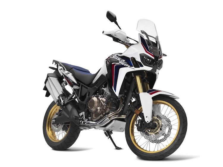  Honda CRF1000L Africa Twin có thiết kế rất giống mẫu thử nghiệm True Adventure được Honda trưng bày tại triển lãm EICMA năm trước. Điểm khác biệt lớn nhất của chiếc xe là ống xả có kích thước lớn hơn.