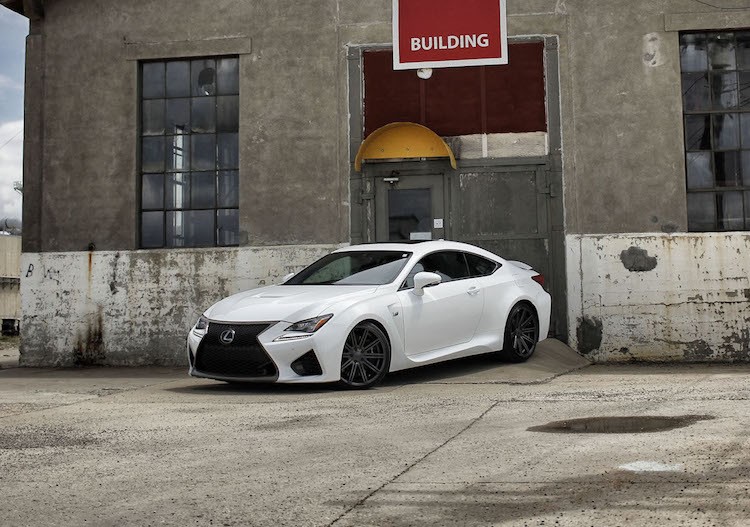 "Cặp đôi"  xe thể thao Lexus RC trắng này gồm 2 phiên bản RC 350 F-Sport và RC-F. Trong đó, chiếc RC-F được trang bị bộ mâm CV4 màu xám đậm mờ mạnh mẽ...