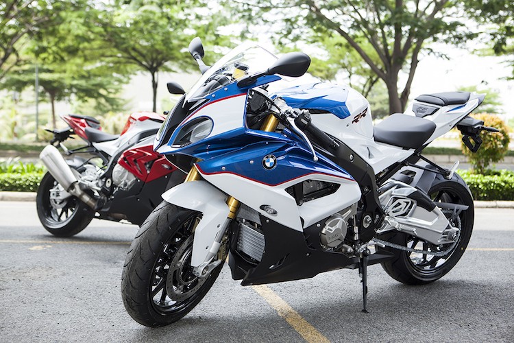 Được BMW tạo ra nhằm cạnh tranh trong phân khúc superbike, S1000RR xuất hiện lần đầu vào năm 2009 và vừa có phiên bản nâng cấp được công bố vào triển lãm Intermot hồi cuối năm 2014.