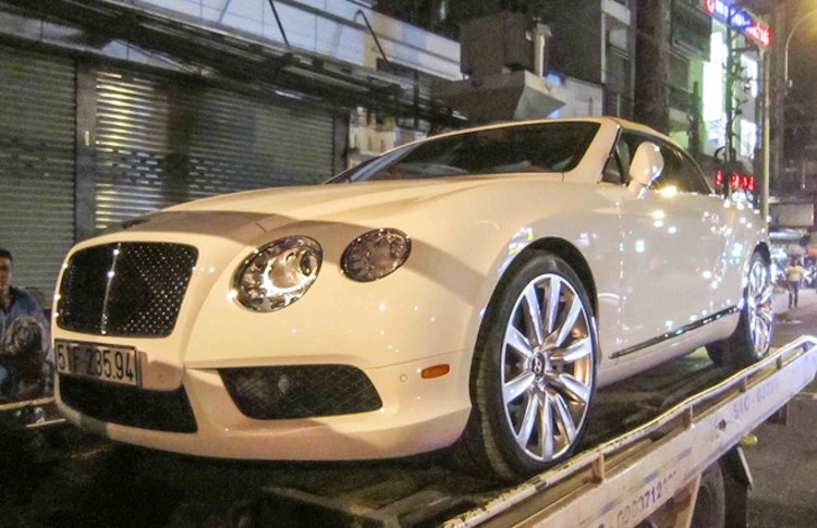 Vào tối ngày 6/8, chiếc  Bentley Continental GTC V8 2013 này đã được xe tải chuyên dụng chở từ nơi đăng ký (TP.HCM) về với chủ ở miền Trung.