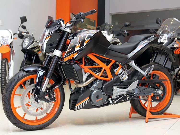  Dàn xe nhà KTM bắt đầu từ 390 Duke, một trong những dòng xe phổ biến nhất của KTM, được bán ở 76 quốc gia; phiên bản Duke 390 ở Việt Nam đã được trang bị sẵn hệ thống chống bó cứng phanh ABS 9MB của hãng Bosch nổi tiếng.