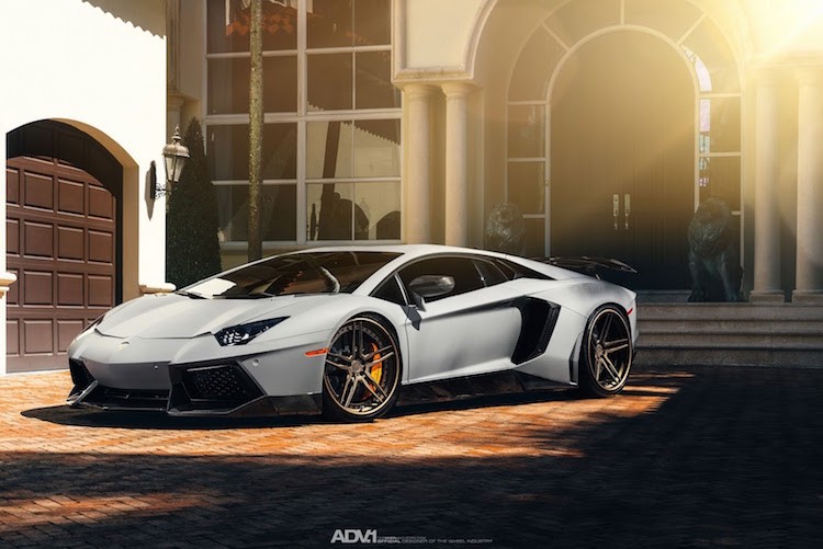  "Siêu bò" Lamborghini Aventador này đã có thiết kế được thay đổi nhiều, trở nên dữ dằn và thể thao hơn nhờ bộ bodykit Torado của hãng độ Đức Novitec.