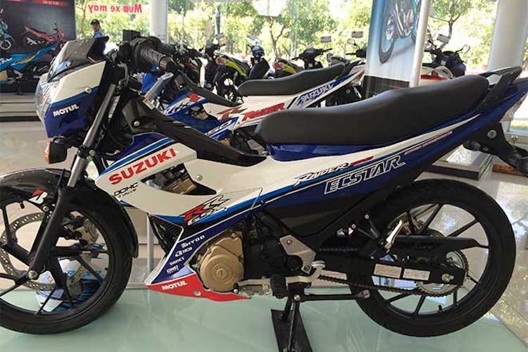 So với những bản bình thường, chiếc Suzuki Raider “phiên bản GP” mới nổi bật hơn với màu sơn trắng và dàn tem theo phong cách đội đua Suzuki Ecstar.