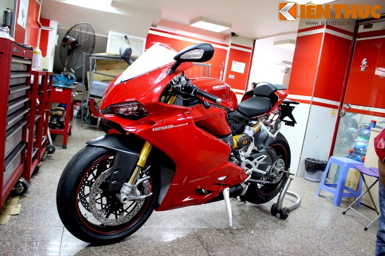 Chiếc siêu môtô  Ducati 1299 Panigale S vừa được Ducati đưa về showroom ở Hà Nội là chiếc thứ 3 tại Việt Nam, sau 2 chiếc được nhập khẩu tư nhân ở TP.HCM và Hà Nội.