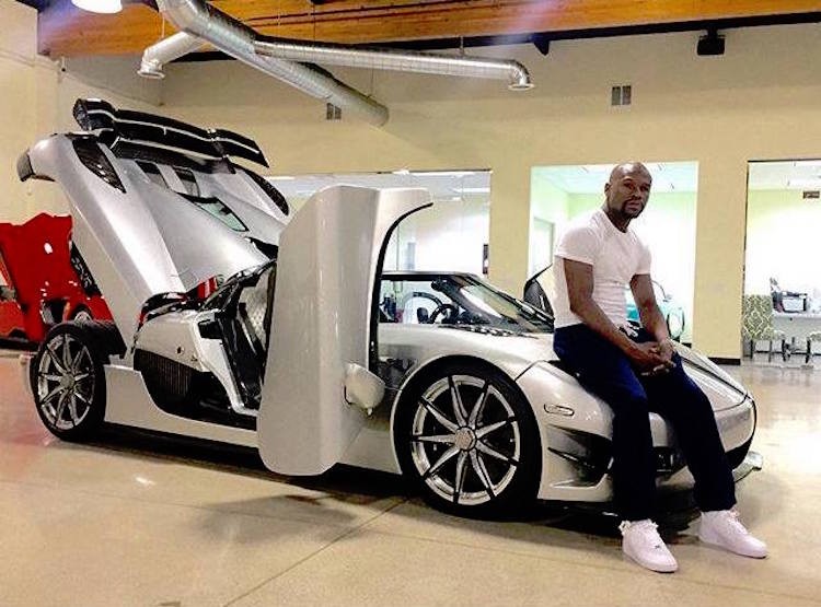 Vừa qua, Floyd Mayweather cũng đã "khoe" hình chụp của mình bên cạnh chiếc siêu xe Koenigsegg Trevita mới tậu trên các mạng xã hội như Facebook hay Instagram.