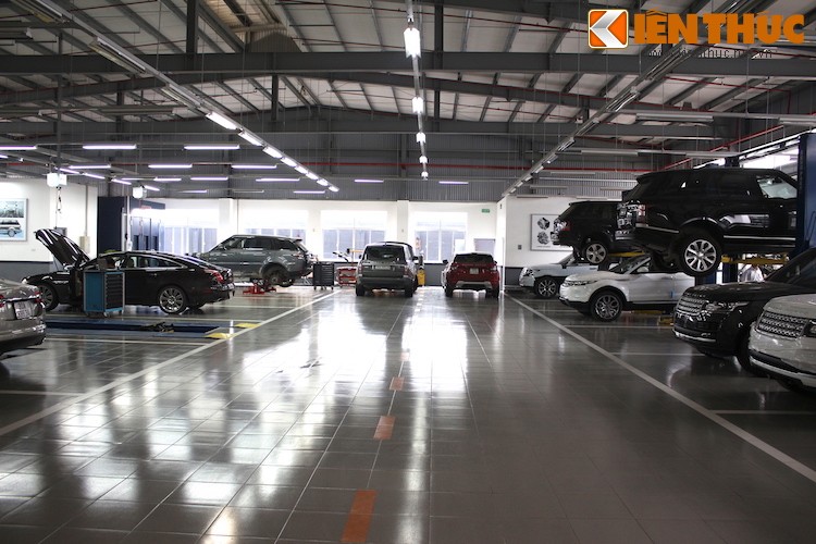 Nằm phía sau showroom chính hãng của  Jaguar Land Rover tại số 3+5 Nguyễn Văn Linh - Gia Lâm - Hà Nội là một xưởng dịch vụ với quy mô lớn tới 2000 m2, có khả năng cùng sửa chữa, bảo dưỡng.