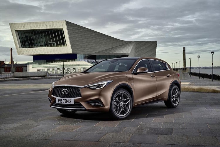 Dù có chung nền tảng với Mercedes A-Class nhưng chiếc compact hạng sang Infiniti Q30 sở hữu thiết kế ấn tượng hơn và mang đậm phong cách của nhà sản xuất Nhật Bản thuộc Nissan này.