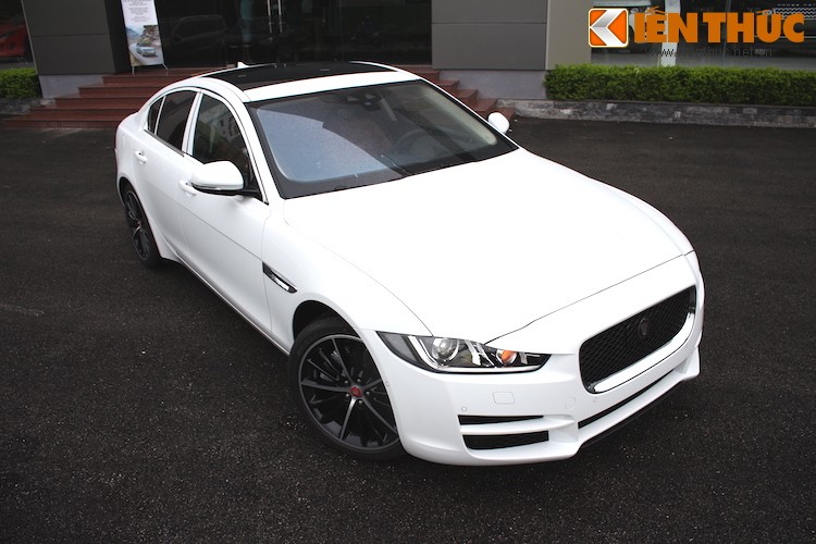  Xế sang Jaguar XE là dòng xe hoàn toàn mới của Jaguar, được hãng tung ra lần đầu vào tháng 9/2014 nhằm thay thế cho dòng X-Type thất bại khi còn thuộc sở hữu của Ford.