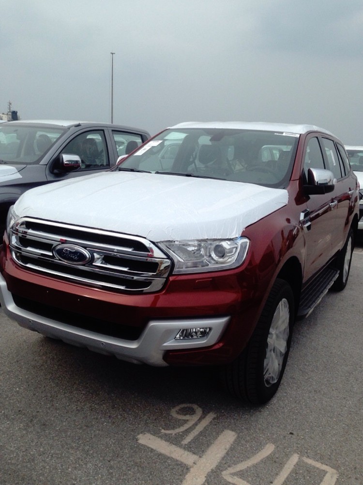 Hiện tại, những lô xe  Ford Everest 2015 đã được nhập về Việt Nam và hiện đang nằm trong một bãi xe của hãng, chờ đợi ngày ra mắt chính thức.