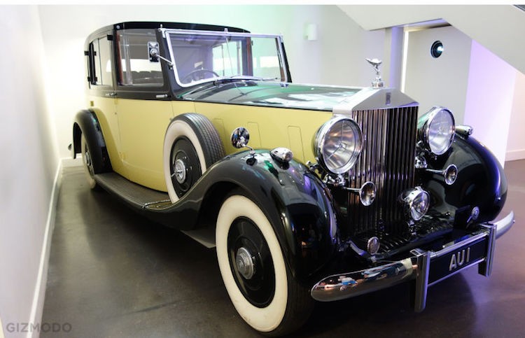 1937 Rolls-Royce Phantom III trong tập phim Goldfinger (1964): đây là chiếc xe "già" nhất từng xuất hiện cùng  điệp viên 007 James Bond. Chiếc xe đóng vai trò quan trọng trong bộ phim, khi nó được sử dụng để vận chuyển trái phép hàng tấn vàng.