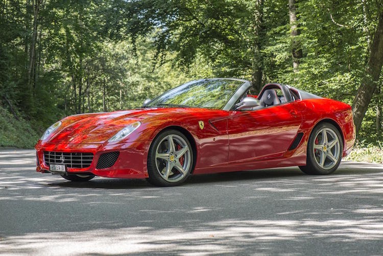 Được giới thiệu lần đầu vào năm 2010, siêu xe mui trần  Ferrari 599 SA Apertas là "món quà" của Ferrari để ca ngợi nhà thiết kế Andrea Pininfarina và con trai ông là Sergio Pininfarina.