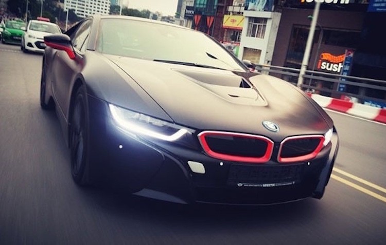 Được biết, chiếc siêu xe BMW i8 màu đen mờ này là chiếc xe thứ 2 về tới Hà Nội, sau chiếc đầu tiên có màu xanh mờ.