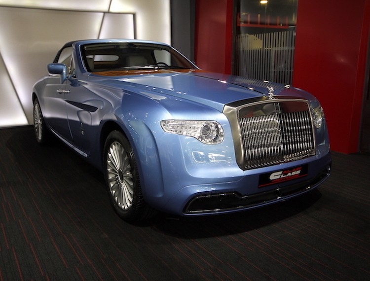 Dựa trên chiếc mui trần siêu sang Rolls-Royce Phantom Drophead,  Rolls-Royce Hyperion là phiên bản đặc biệt, được làm theo đơn đặt hàng của nhà sưu tập mang tên Roland Hall vào năm 2007.