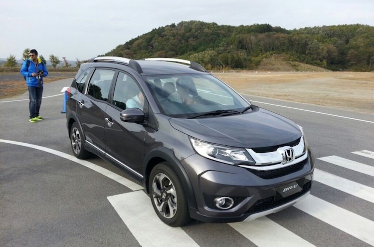  Honda BR-V là mẫu MPV cỡ nhỏ hoàn toàn mới, được phát triển dựa trên chassis của Honca City dành riêng cho thị trường các nước đang phát triển và hướng tới đối thủ chính là Suzuki Ertiga.