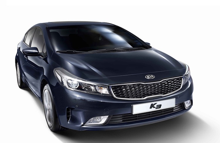 So với phiên bản hiện tại,  Kia K3 2016 (hay Forte Sedan hoặc Cerato) sở hữu ngoại hình "sang" và hiện đại hơn nhờ có phần đầu với thiết kế mới, sở hữu cặp đèn pha HID kết hợp LED cùng lưới tản nhiệt "mũi hổ" phiên bản mới tương tự chiếc Sedona.