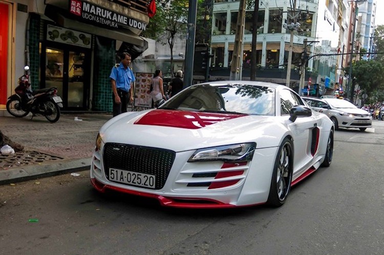 Trước đây, chiếc  siêu xe Audi R8 này vốn có màu trắng nhưng vừa qua, nó đã được "điểm xuyết" thêm một số chi tiết sơn đỏ làm điểm nhấn.