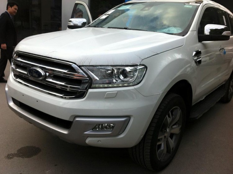 Chiếc  Ford Everest 2016 đầu tiên đã được đưa về một đại lý của hãng tại Hà Nội. Chiếc xe này là bản cao cấp nhất Titanium 3.2 AT 4x4 và được sử dụng để đào tạo kiến thức cho nhân viên.