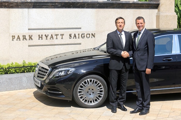 Với  đội xe Mercedes mới, Park Hyatt Saigon đã trở thành khách sạn đầu tiên sử dụng xe siêu sang Mercedes-Maybach S600 để đưa đón khách VIP, không chỉ ở Sài Gòn mà còn trên toàn Việt Nam.