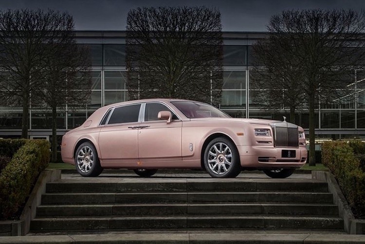 Điểm đặc biệt nhất trên phiên bản  Rolls-Royce Phantom EWB Sunrise đó là màu sơn đặc biệt mà theo hãng, sẽ phụ thuộc vào ánh nắng trong ngày để tạo ra ánh kim "nhẹ nhàng nhưng ấn tượng".