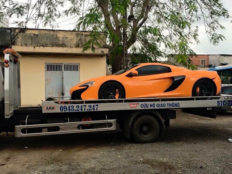 Chiếc  siêu xe McLaren 650S Spider đầu tiên được nhập về Việt Nam trong chiều ngày 22/12/2015 và thuộc sở hữu của một thành viên trong câu lạc bộ siêu xe Vietnam Team.