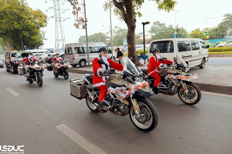 Vào chiều ngày 23/11/2015, trong những bộ trang phục Ông già Noel, các thành viên của CLB BMW Motorrad Hà Nội đã tổ chức tặng quà cho các cháu nhỏ đang điều trị tại bệnh viện K Hà Nội nhân dịp Giáng Sinh.