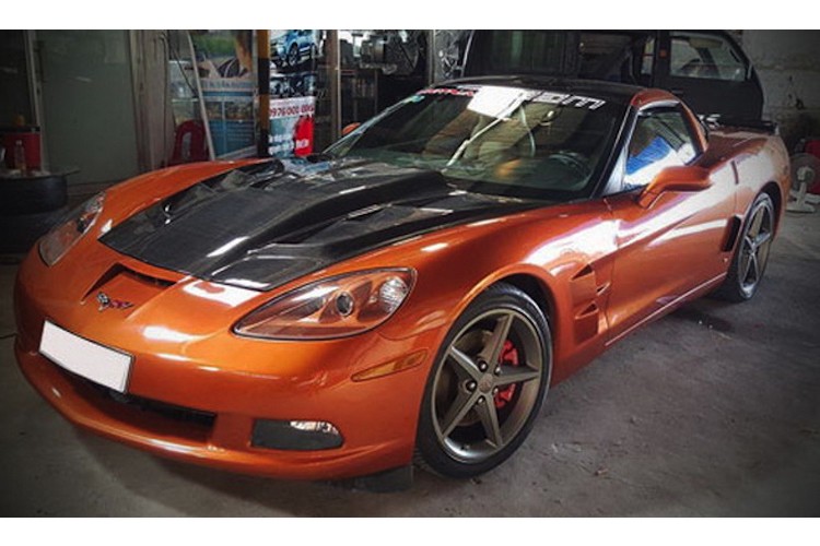  Chevrolet Corvette C6 là thế hệ thứ 6 của dòng xe thể thao "cơ bắp" nổi tiếng của hãng xe đình đám nước Mỹ. Phiên bản Corvette C6 tại Việt Nam này được sản xuất từ năm 2005 tới 2013.