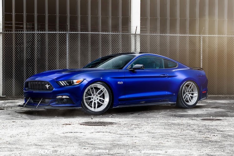 Dù có công suất gắn liền với "quỷ dữ" nhưng chiếc xe cơ bắp  Ford Mustang GT được độ bởi nhiều hãng phụ tùng khác nhau này lại sở hữu vẻ ngoài khá "hiền hòa" và không khác nhiều so với nguyên bản.