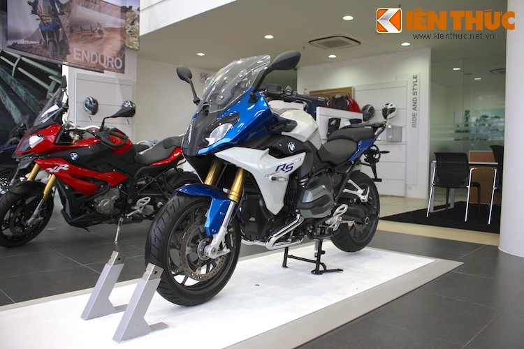  BMW R1200RS là một mẫu môtô sport-touring cao cấp, được coi là "hậu duệ" của chiếc R90S nổi tiếng từ thập niên 70. Trong dòng sản phẩm mình, BMW xếp R1200RS chung với những mẫu xe môtô thể thao như S1000RR hay K1300S.