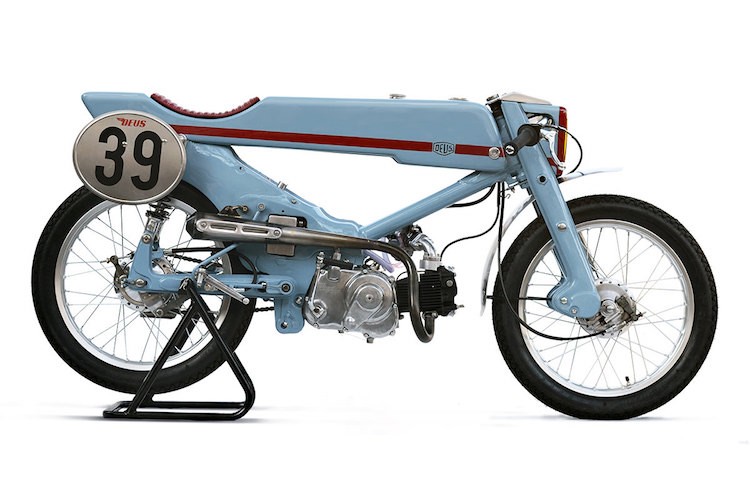 Chiếc  xe đua Honda Super Cub độ cafe racer này là "đứa con tinh thần" của Matthew Roberts - người vừa được bổ nhiệm làm Giám đốc bộ phận xe máy của hãng độ Deus Japan.