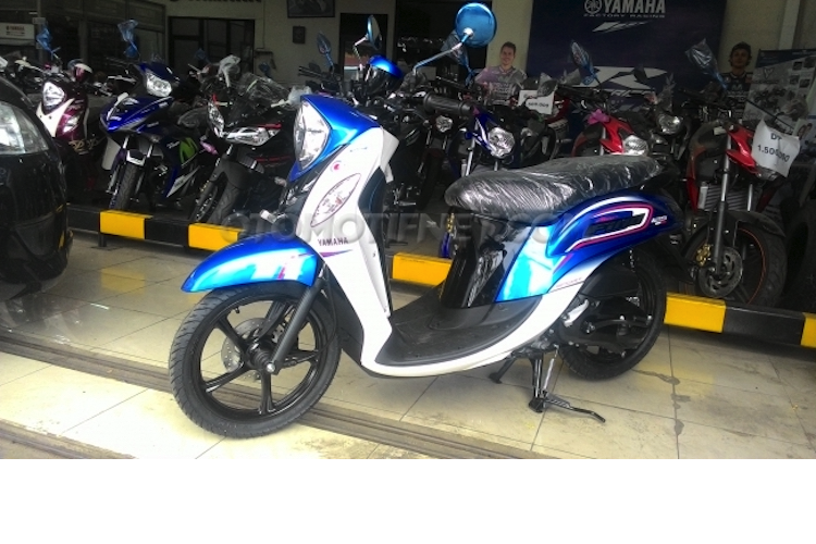  Yamaha Fino Grande là biến thể mới của dòng xe tay ga Fino Blue Core 125. So với bản cũ, mẫu xe này được làm mới một số chi tiết, đặc biệt là khoá thông minh và hệ thống tạm dừng thông minh SSS giúp xe tiết kiệm nhiên liệu hơn khi động cơ có thể tự ngắt khi dừng quá 5 giây.