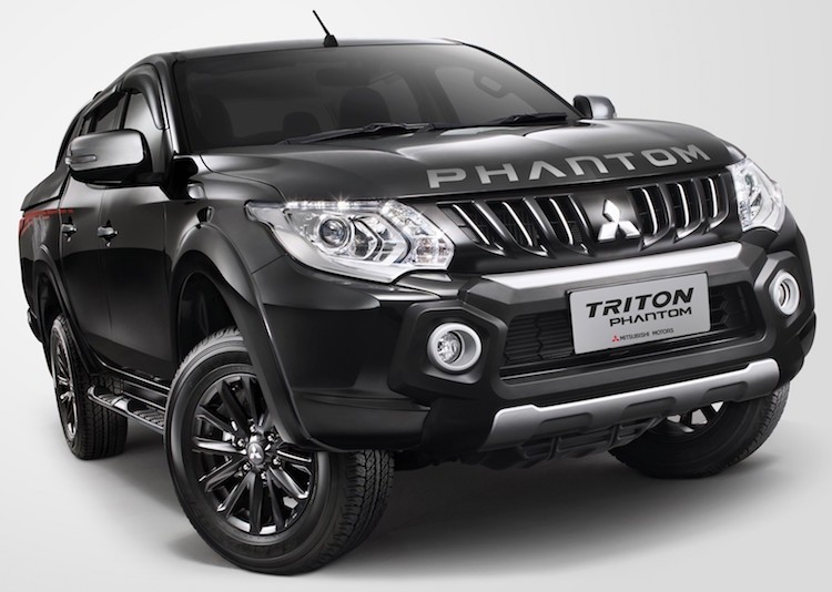 Ngay từ cái nhìn đầu tiên,  Mitsubishi Triton Phantom Edition đã gây ấn tượng với nước sơn đen bóng, toàn thân, dòng chữ Phantom trên nắp ca-pô và ba-đờ-sốc trước mạ chrome cực "ngầu".