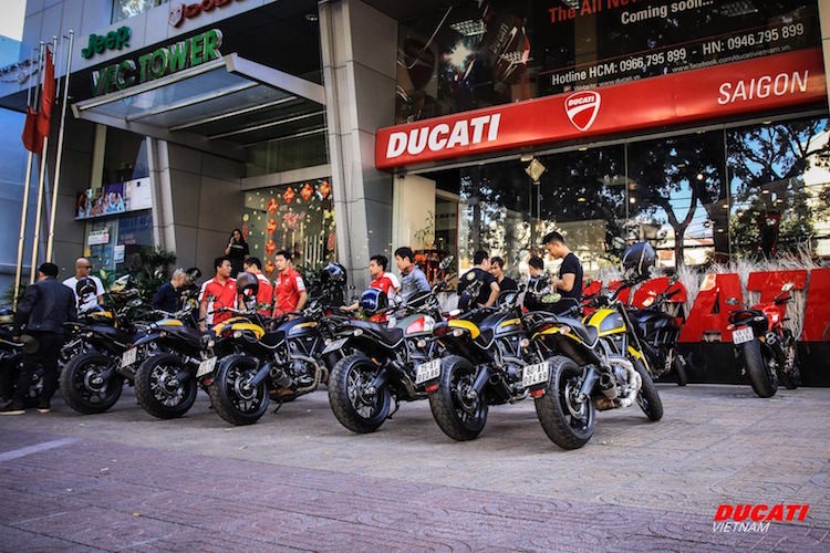 Sau khi những CLB những chủ  xe môtô PKL Ducati tại Hà Nội vừa có buổi gặp gỡ đầu năm cách đây không lâu, trong buổi chiều ngày 17/1/2016, hàng trăm chủ xe Ducati tại Sài Gòn cũng đã tổ chức buổi tiệc thân mật cuối năm Together We Ride.