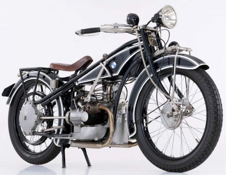 1923 BMW R32: Dù đã ra mắt hơn 90 năm trước nhưng R32 vẫn được coi là một trong những mẫu  môtô hiệu năng cao vĩ đại nhất. Nó là chiếc BMW đầu tiên được trang bị động cơ Boxer Twin làm mát bằng gió - loại động cơ tới nay vẫn đang được sử dụng trên các dòng xe mới của hãng như R nine T.