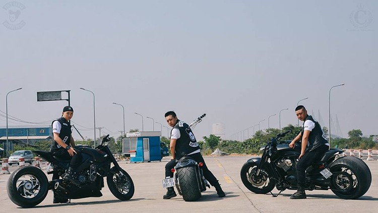 Biệt đội xế nổ bánh béo của biker với biệt danh "Đức Tào Phớ" tự tin khoe dáng trên phố Sài Gòn.