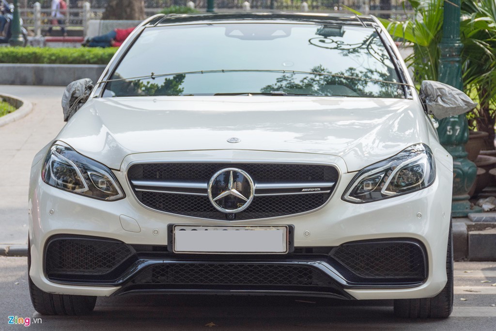 Được nhập về Việt Nam thông qua showroom, mẫu sedan hàng độc  Mercedes-Benz E63 S AMG này được định giá khoảng hơn 7 tỷ đồng. Hiện mới chỉ có một chiếc xuất hiện tại Hà Nội.