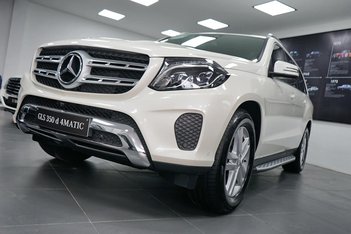  Mercedes-Benz GLS 350d 4MATIC là mẫu xe kinh tế nhất trong số 4 phiên bản trong gia đình Mercedes GLS tại Việt Nam. Xe sở hữu động cơ dầu diesel, cùng giá bán 4,029 tỷ đồng, đây được xem là một lựa chọn hợp lý cho những khách hàng đề cao tính thực dụng trong quá trình vận hành. 