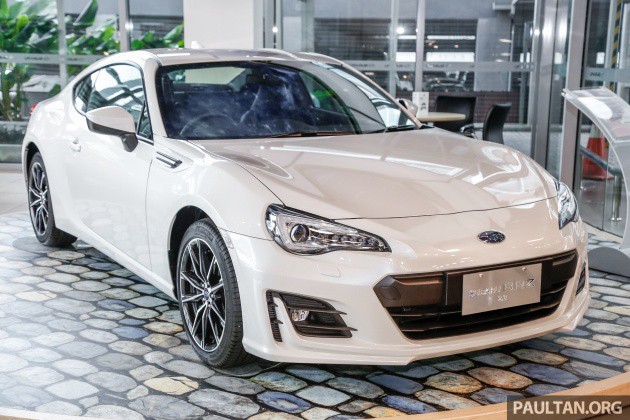 Sau khi chiếc Toyota 86 cập bến tại thị trường Malaysia cách đây chưa lâu, tới lượt phiên bản thể thao 2 cửa của chiếc  xe ôtô Subaru BRZ 2017 ra mắt tới công chúng tại thị trường này.