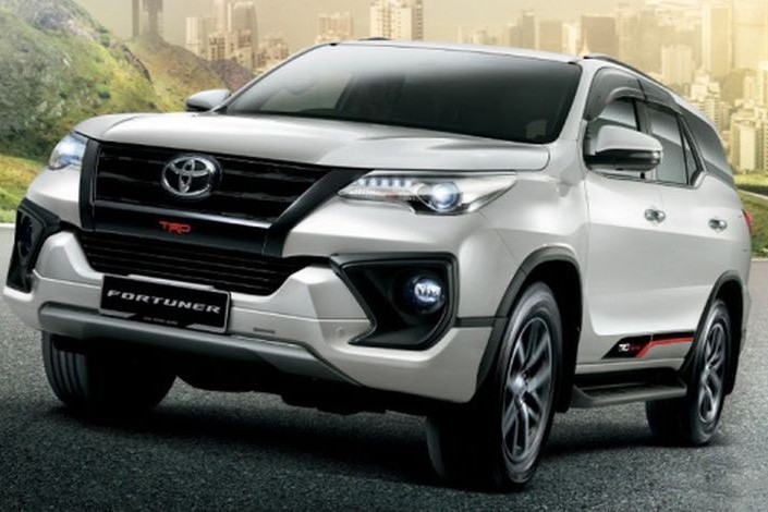 Sau khi giới thiệu phiên bản 2018 của mẫu SUV cỡ trung Fortuner vào tháng trước, Toyota đã tiếp nối những thành công của bản SUV máy dầu số sàn 2017 để tung ra 2 bản trang bị mới của mẫu xe  Toyota Fortuner máy dầu mang tên 2.4 VRZ 4×4 và 2.4 VRZ 4×2 tại Malaysia, đồng thời công bố giá bán cho cả phiên bản máy xăng và máy dầu.