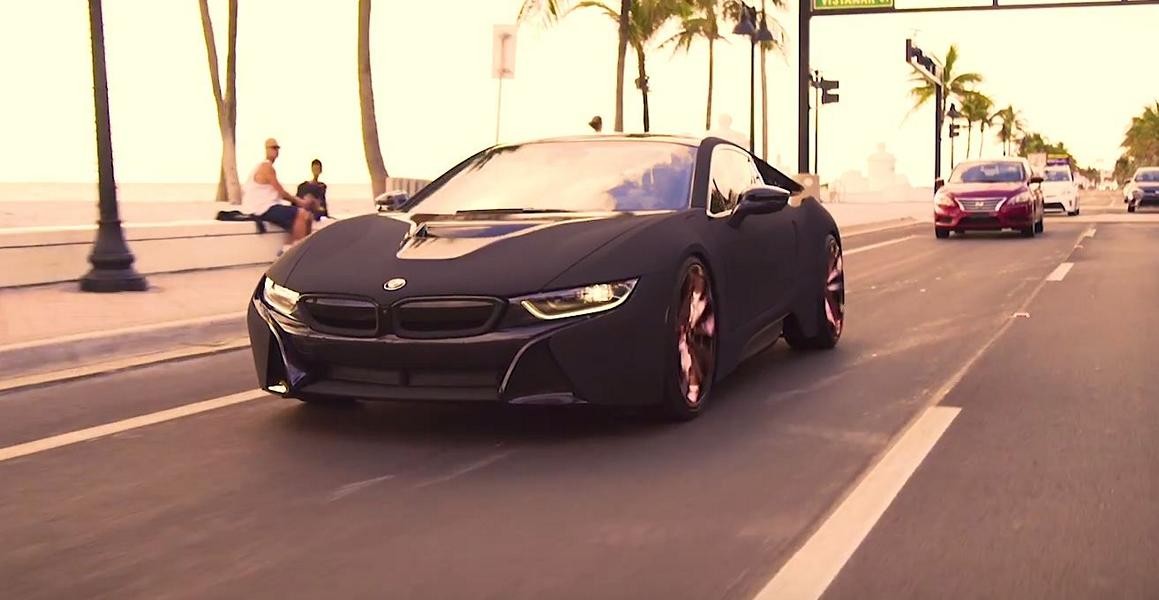 Chiếc siêu xe BMW i8 bỗng dưng xuất hiện trên đường thủ đô Oslo, Na Uy với hình ảnh toàn bộ ngoại thất xe đều được bọc nhung đen mượt cùng một số chi tiết mạ vàng bắt mắt đã thu hút sự chú ý của người yêu xe.