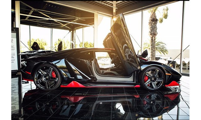 Hãng  siêu xe Lamborghini Centenario chỉ sản xuất giới hạn 40 chiếc, trong đó có 20 chiếc coupe và số còn lại là mui trần roadster. Siêu xe "hàng khủng" này sở hữu mức giá 1,9 triệu USD khi ra mắt từ năm 2016 tại triển lãm Geneva nhằm kỷ niêm 100 năm ngày sinh Ferruccio Lamborghini - người sáng lập hãng siêu xe Lamborghini.