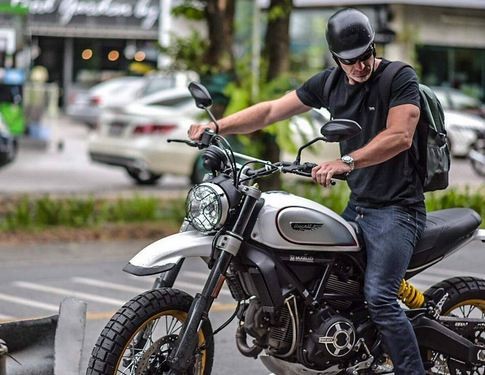  Xe môtô Ducati Scrambler Desert Sled là thành viên mới nhất của gia đình Scrambler. Mẫu xe này được trang bị rất nhiều đồ chơi đắt tiền. Mới đây nhất, Xưởng độ Mugello danh tiếng đã trùng tu tạo ra bản độ mới khá phong cách.