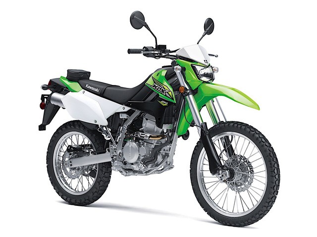 Ba sản phẩm mới mà Kawasaki Việt Nam vừa giới thiệu đến người tiêu dùng là mẫu  xe môtô Kawasaki KLX150, KLX250 2018, "cào cào" 250 phân khối. Mức giá chính thức của ba sản phẩm này cũng được công bố với giá từ 79-142 triệu đồng/chiếc.