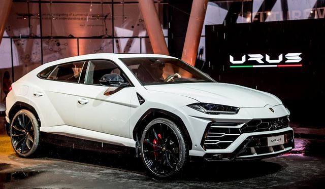 Nhiều dự đoán, mẫu  siêu xe Lamborghini Urus sẽ chính thức về Việt Nam trong khoảng nửa đầu năm 2018. Để tạo điều kiện thuận lợi cho các đại gia Việt có thể đưa ra lựa chọn mới cho mình, Lamborghini Hà Nội, đơn vị nhập khẩu xe chính hãng, đã bật mí về quy trình lên cấu hình một chiếc Urus trước khi mẫu xe đang hot này về Việt Nam.