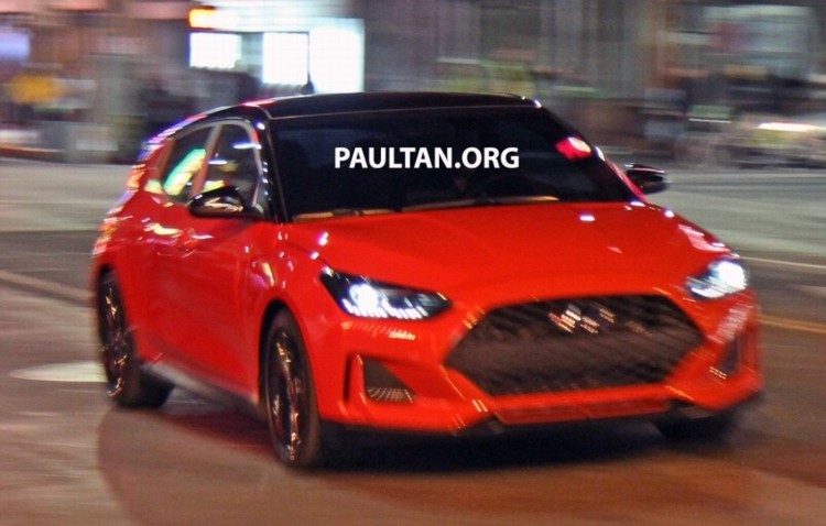 Mới gần đây hãng ôtô Hàn Quốc đã "nhá hàng" những hình ảnh đầu tiên về mẫu  xe Hyundai Veloster 2019 thế hệ mới qua những hình ảnh bắt gặp trên phố, có vẻ như chiếc xe đang được sử dụng để làm phim quảng cáo, và không hề được ngụy trang bên ngoài. 