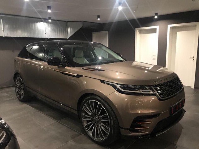 Chiếc xe Range Rover Velar First Edition là phiên bản cao cấp thuộc dạng hàng hiếm trên thế giới đang trên đường về Việt Nam theo diện nhập khẩu tư nhân. Được biết, chủ nhân mua chiếc xe này là một vị đại gia ở Móng Cái, Quảng Ninh.