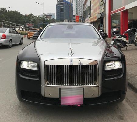  Siêu xe sang Rolls-Royce Ghost EWB 2012 vừa được một chủ nhân ở Hà Nội rao bán với giá trên 14 tỷ đồng. Theo thông tin cung cấp của vị chủ nhân này, xe đã lăn bánh tổng cộng trên 20.000 km.