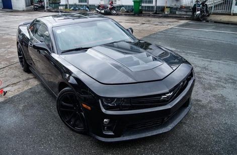 Chiếc "quái thú"  Chevrolet Camaro ZL1 độ màu đen bóng được nâng cấp từ phiên bản ZL1 của dòng Camaro. Xe thuộc thế hệ thứ năm (sản xuất 2010-2015). Siêu xe này vốn có màu đỏ và từng được độ sang màu vàng nay đến màu đen cực phong cách.