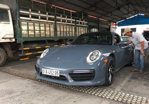 Cách đây 2 tháng, siêu xe Porsche 911 Turbo S với bộ áo màu xám lông chuột do một đại gia Bình Dương tậu về gây sốt cộng đồng mạng. Đây là chiếc Porsche 911 Turbo S Coupe thứ 3 tại Việt Nam nhưng là chiếc đầu tiên được đưa về nước trong năm 2018 và cũng là chiếc đầu tiên sở hữu ngoại thất màu độc như vậy.