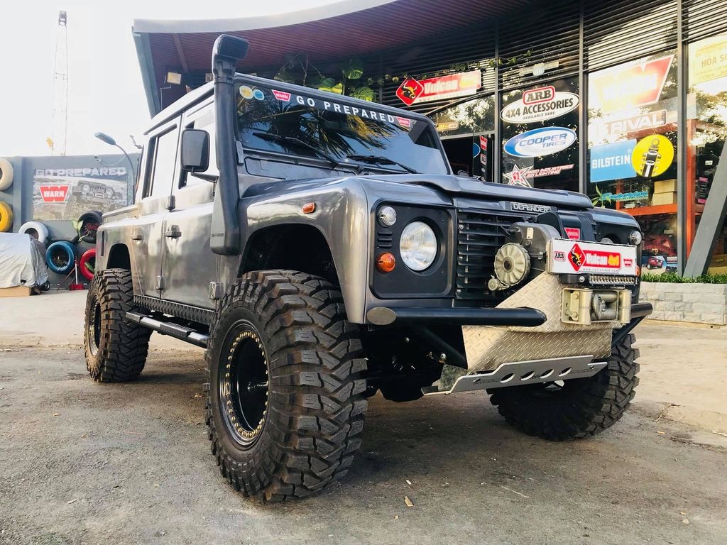 Một xưởng độ Offroad tại Sài Gòn đã đầu tư nâng cấp chiếc  Land Rover Defender TD5 với đầy đủ các phụ kiện giúp cho chiếc xe trở nên ngầu hơn mang phong cách địa hình cực chất.