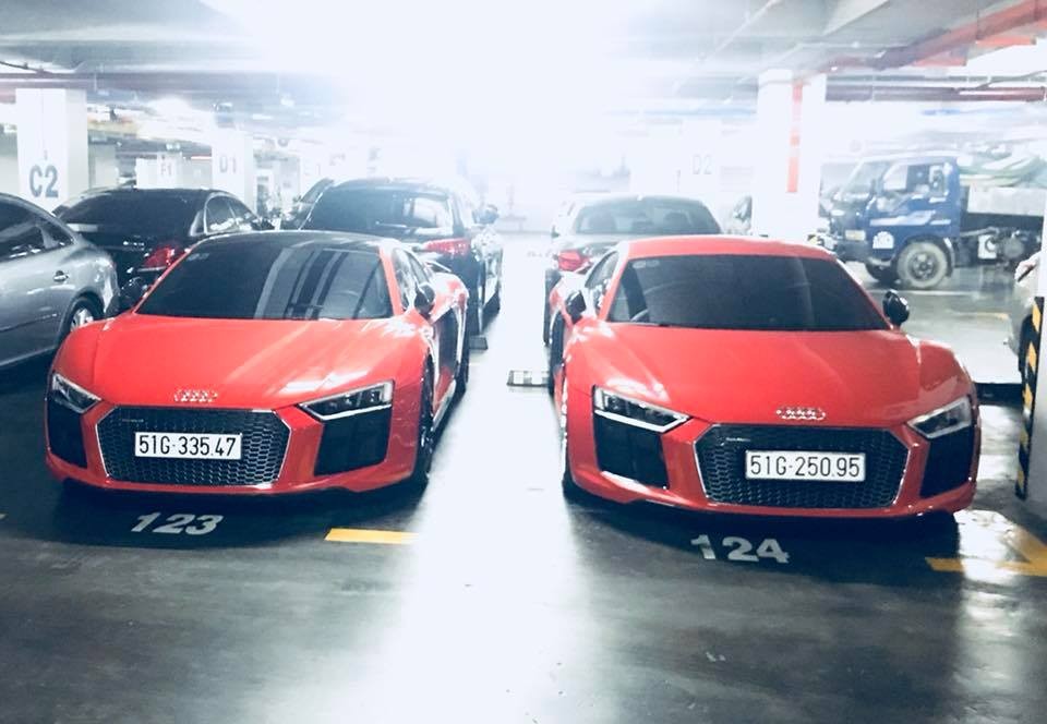 Cả 2 chiếc  siêu xe Audi R8 V10 Plus đỗ cùng nhau tại hầm đỗ xe quận 7 đều khá nổi tiếng. Trong đó, chiếc mang biển số 51G-335.47 từng nằm trong bộ sưu tập xe thể của thiếu gia Sài thành. Còn chiếc Audi R8 V10 Plus biển số 51G-250.95 từng thuộc sở hữu của ca sỹ Đông Nhi.